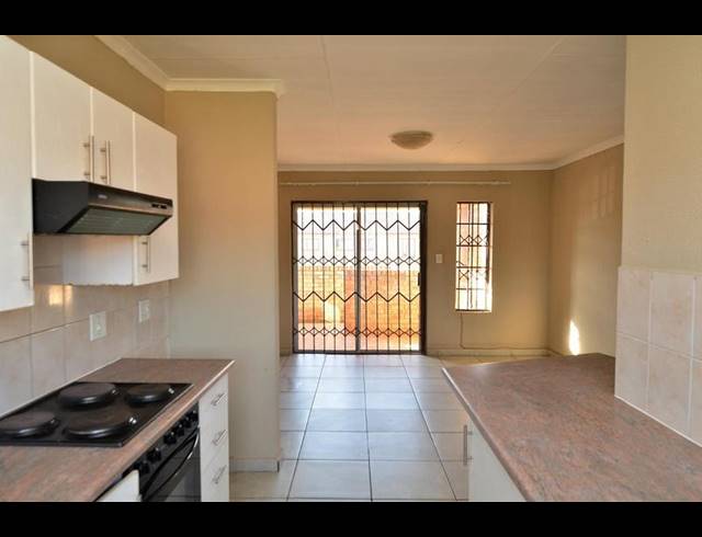 2 BEDROOM APARTMENT FOR SALE IN FLORIDA LAKE